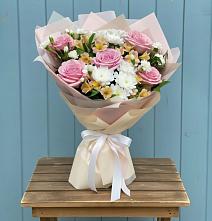 Букет цветов из:  Гвоздики, Орхидеи и Розы в Парковом