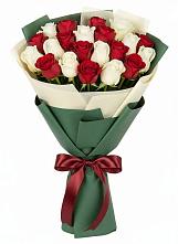 Букет Микс из красных и белых роз в Парковом