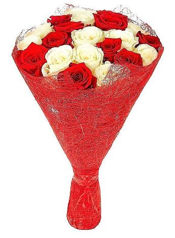 Букет Микс из красных и белых роз в Парковом