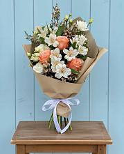 Букет цветов из:  Альстромерии, Лизиантусы, Розы и Хризантемы в Парковом