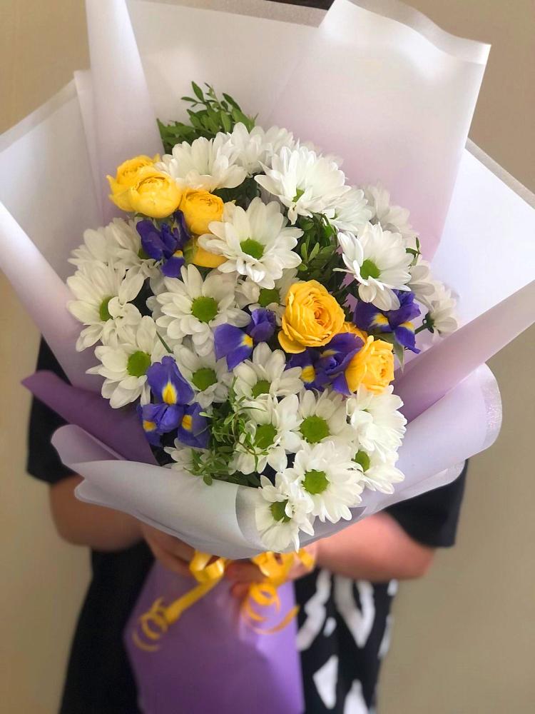 Букет цветов из: Ирисы, Хризантемы и Розы в Парковом