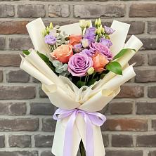 Букет цветов из:  Лизиантусы и Розы в Парковом