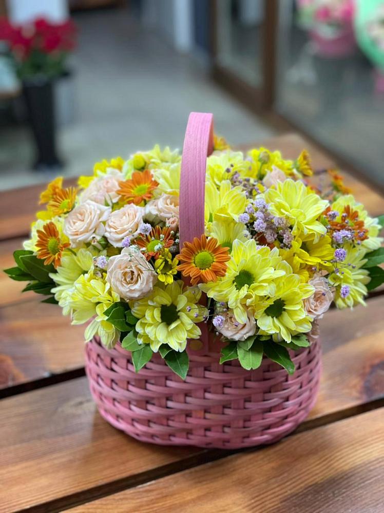 Цветочная композиция из Хризантемы и Розы в корзине в Парковом