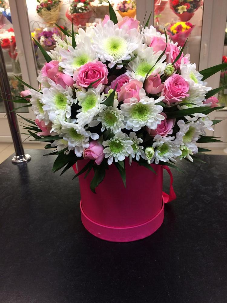 Цветочная композиция из Розы и Хризантемы в шляпной коробке в Парковом