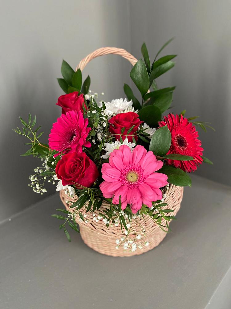 Цветочная композиция из Розы, Хризантемы и Герберы в корзине в Парковом