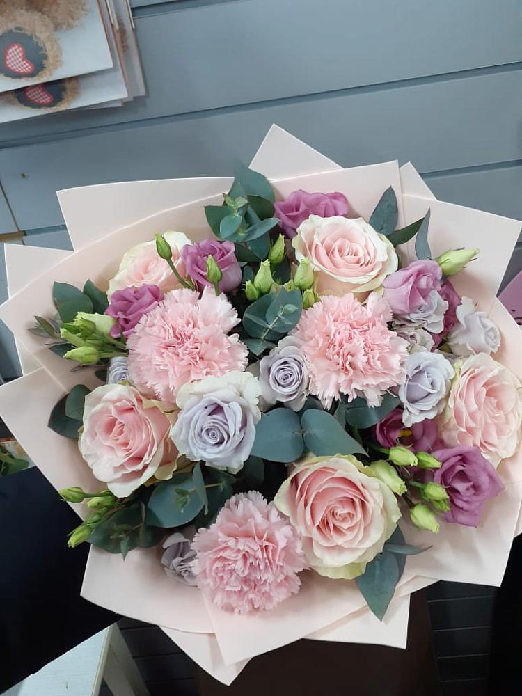 Букет цветов из: Розы, Гвоздики и Лизиантусы в Парковом