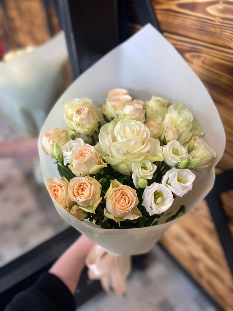 Букет цветов из: Розы и Лизиантусы в Парковом